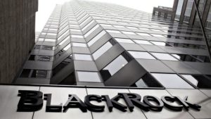 BlackRock Acelera Cripto: ETF de BTC Domina y Cambia Reglas