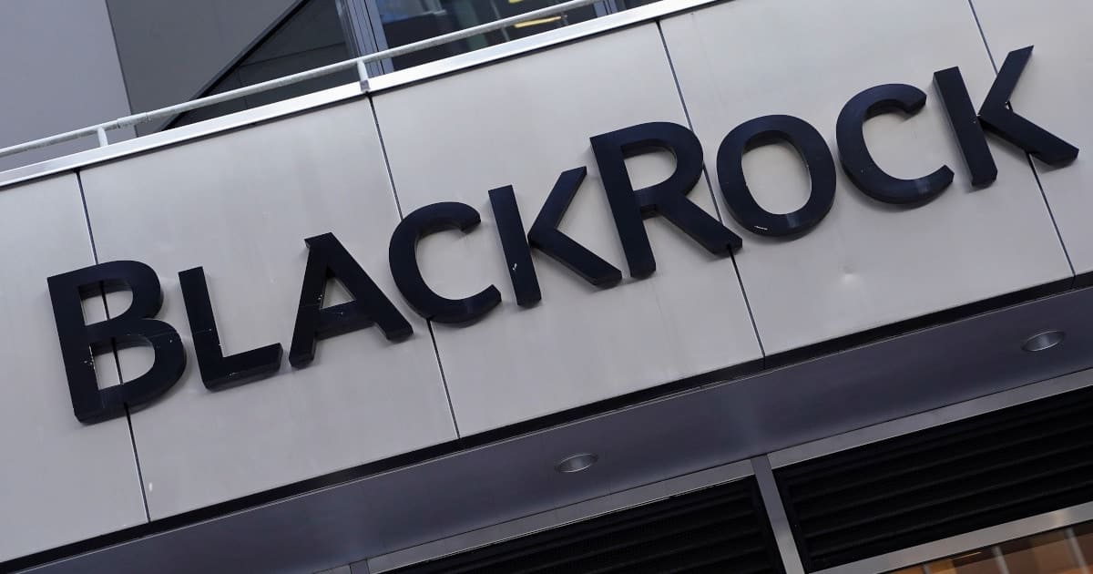 BlackRock compra Bitcoin a la baja mientras el ETF logra racha de entradas