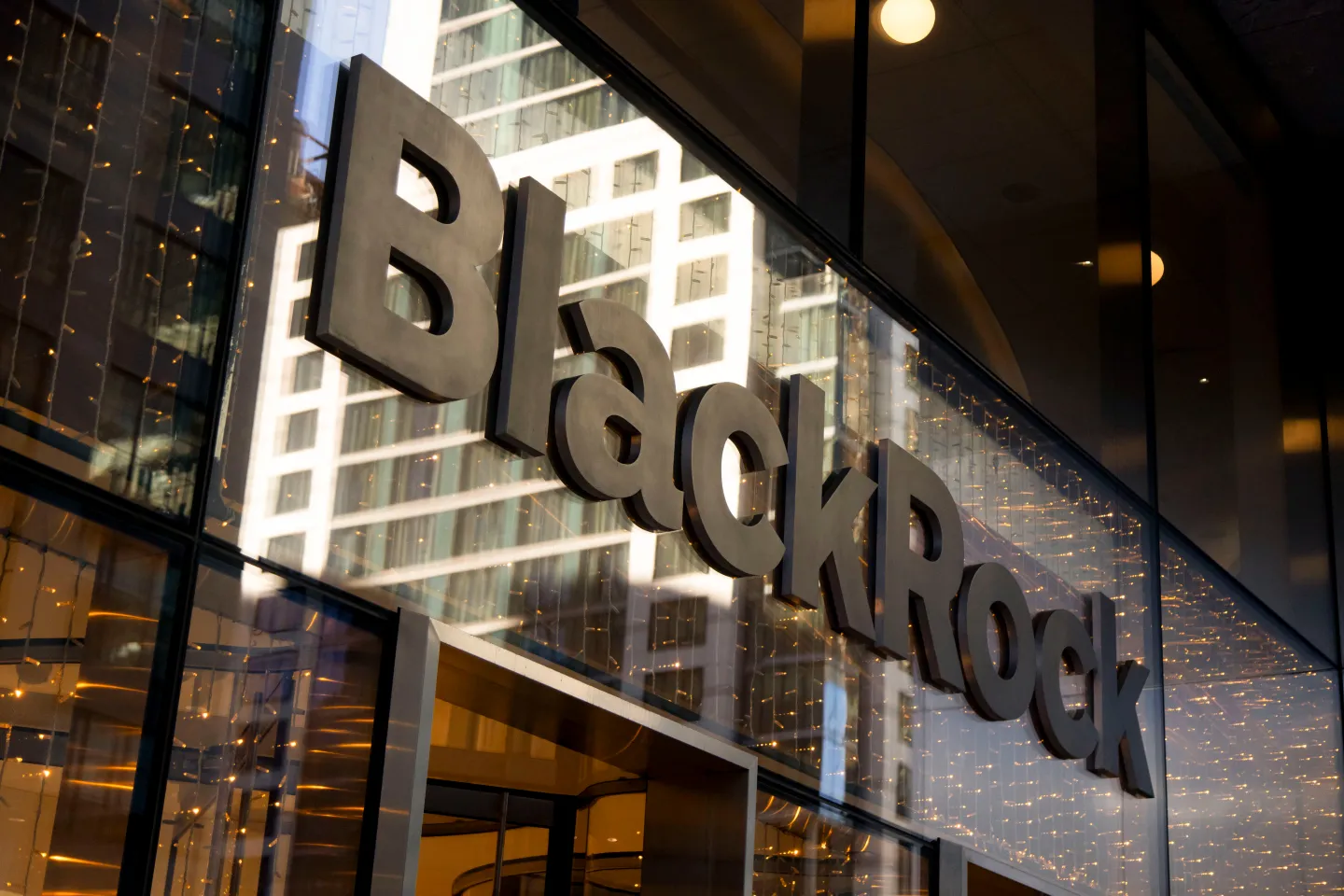 BlackRock Lanza ETF de Bitcoin para Generar Ingresos